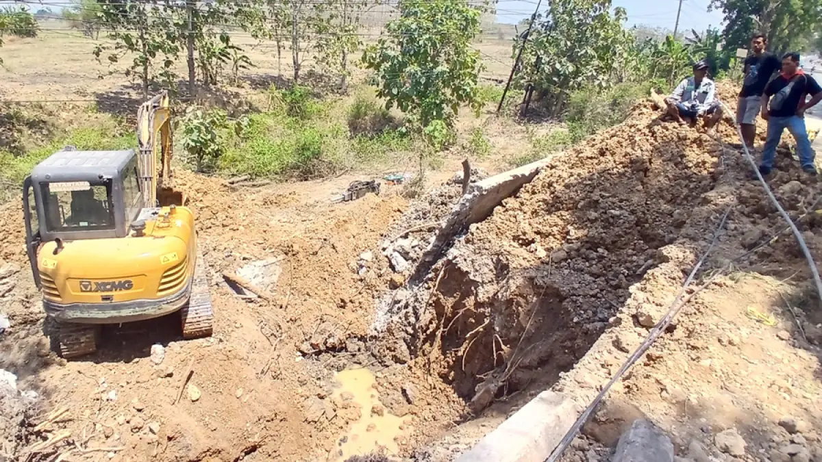 PROSES: Perbaikan pipa utama PDAM Blora yang rusak di Jembatan Kendilan, Kecamatan Sambong pakai alat berat, (14/09). (EKO SANTOSO/RADAR KUDUS)