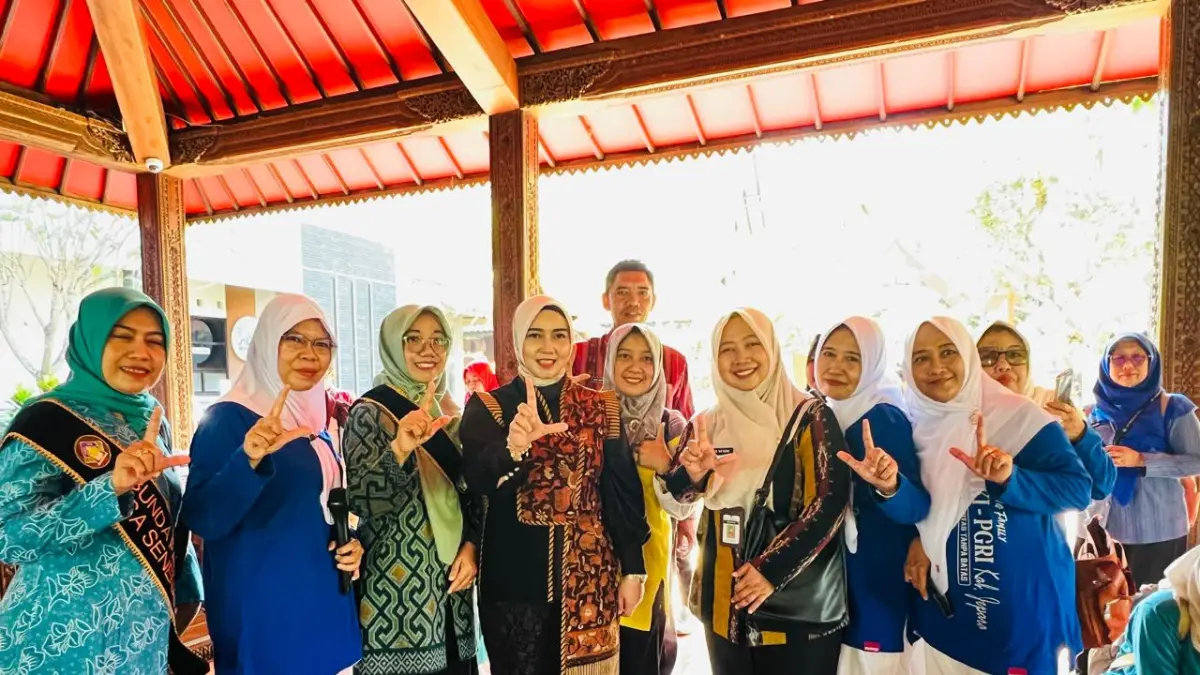 SINERGIS: Bunda PAUD Kabupaten Jepara Laila Saidah Witiarso bersama menularkan semangat literasi.