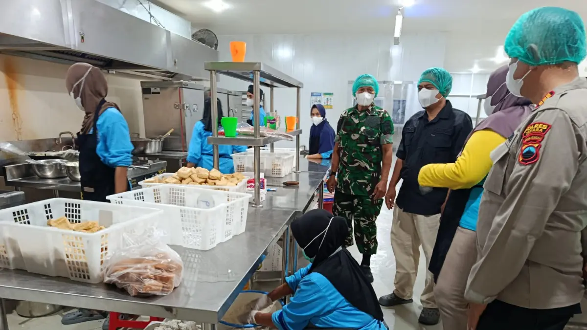 PENGAWASAN: Tim gabungan melakukan sidak disaat Satuan Pemenuhan Pelayanan Gizi (SPPG) beroperasi, hal ini dilakukan sejurus dengan dugaan keracunan menu MBG dari SPPG Jepara Mlonggo Sekuro 1 milik Yayasan Persyarikatan Muhammadiyah, pada Senin (7/9) lalu. (PEMKAB JEPARA UNTUK RADAR KUDUS)