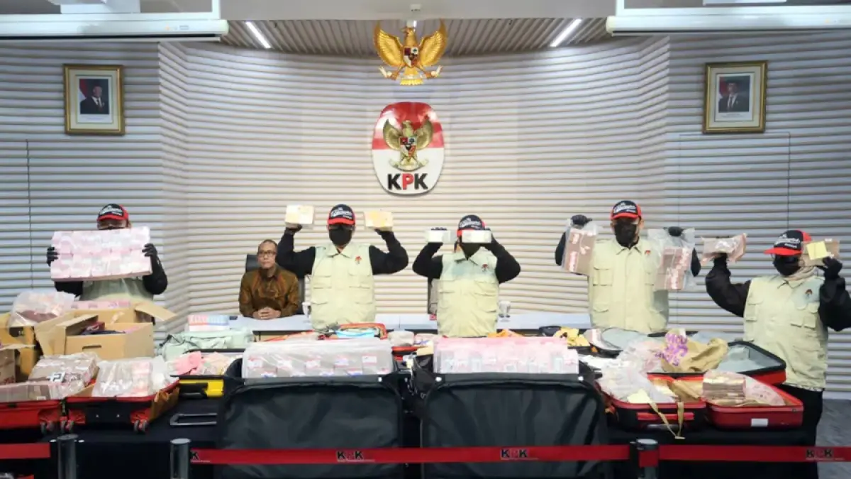 Petugas KPK menunjukkan barang bukti berupa uang tunai saat konferensi pers terkait operasi tangkap tangan (OTT) kasus dugaan korupsi pengurusan hak guna bangunan (HGB) Summarecon di Gedung Merah Putih KPK, Jakarta, Selasa (15/9/2026). (Dery Ridwansah/ JawaPos.com)