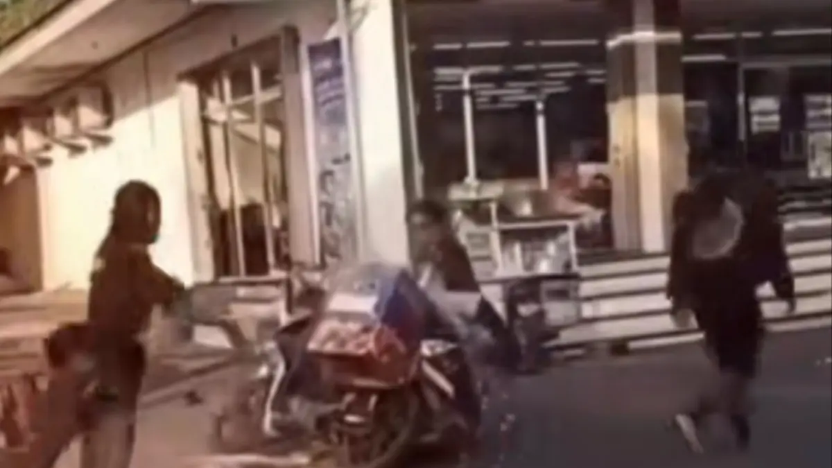 Gerobak cilok di obrak abrik anak punk di Semarang (Tangkapan layar Tiktok)