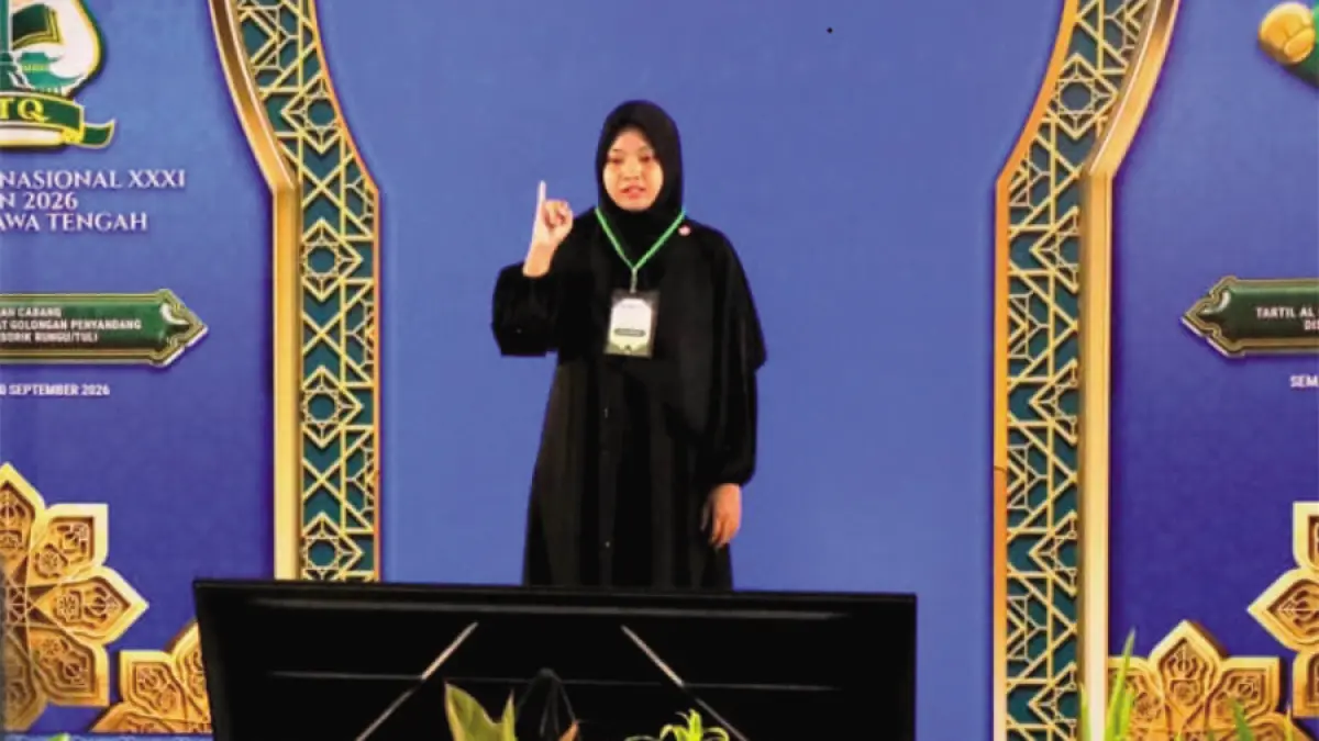 ALQURAN ISYARAT: Salah satu peserta penyandang disabilitas sensorik rungu atau tuli mengikuti musabaqah cabang Tartil Alquran Isyarat Golongan Penyandang Disabilitas Sensorik Rungu/Tuli di MG Setos Hotel Semarang kemarin. (PEMPROV JATENG UNTUK RADAR KUDUS)