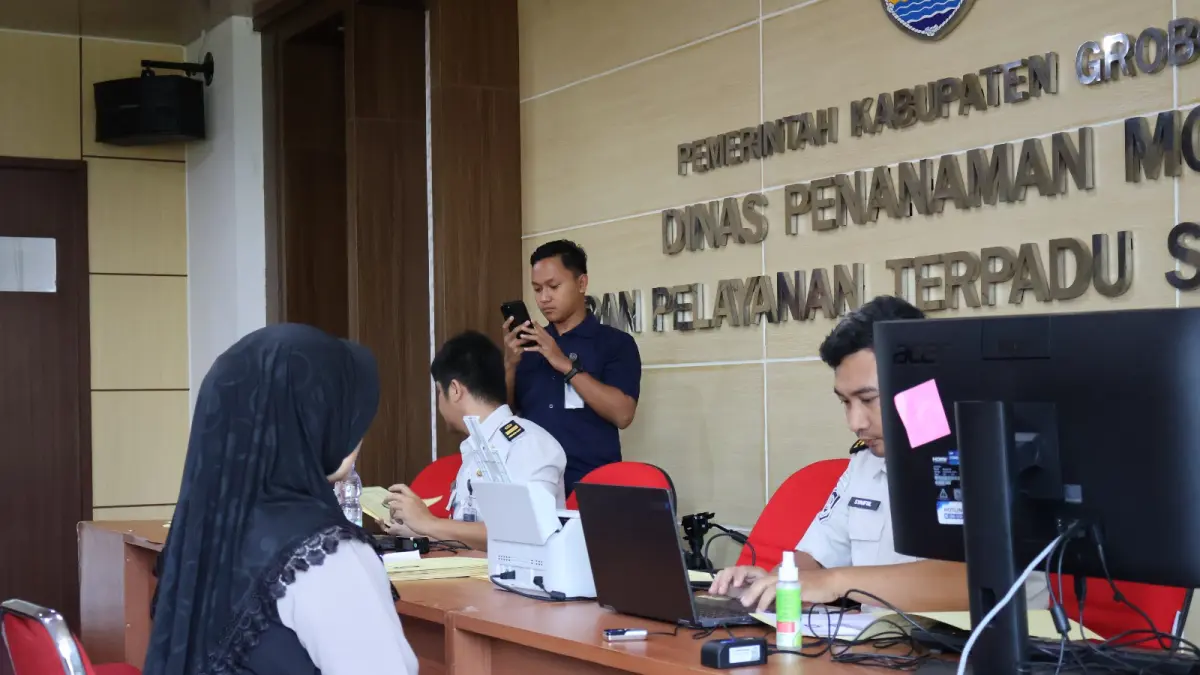 LAYANAN: Warga saat melakukan pengurusan paspor di MPP Grobogan.