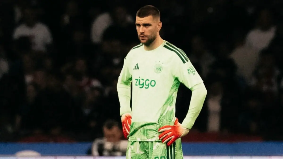 Maarten Paes - Kiper Ajax Amsterdam dan juga kiper timnas Indonesia.
