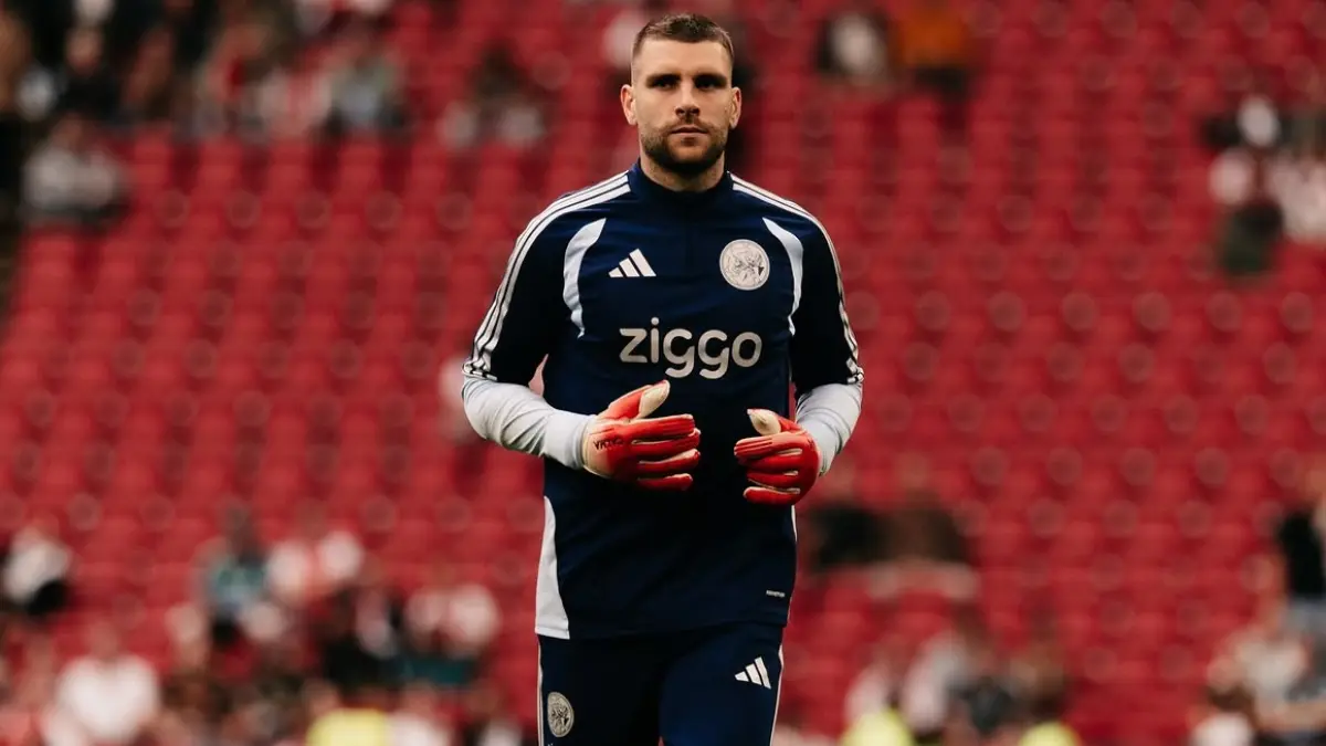 Maarten Paes - Kiper Ajax Amsterdam dan juga kiper timnas Indonesia.