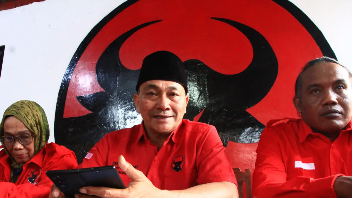 PDIP REMBANG UNTUK RADAR KUDUS
BERI KETERANGAN: Ketua DPC PDIP Rembang memberi keterangan atas kemenangan gugatan lahan kantor DPC PDIP Rembang kemarin (16/9).