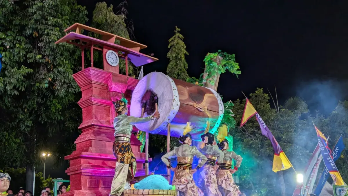 PERFORMANCE: Murid SMP 1 Jati Kudus saat tampil acara Karnaval Budaya Kabupaten Kudus. Menampilkan cerita Gebyar Dandangan.(SMP 1 JATI UNTUK RADAR KUDUS)