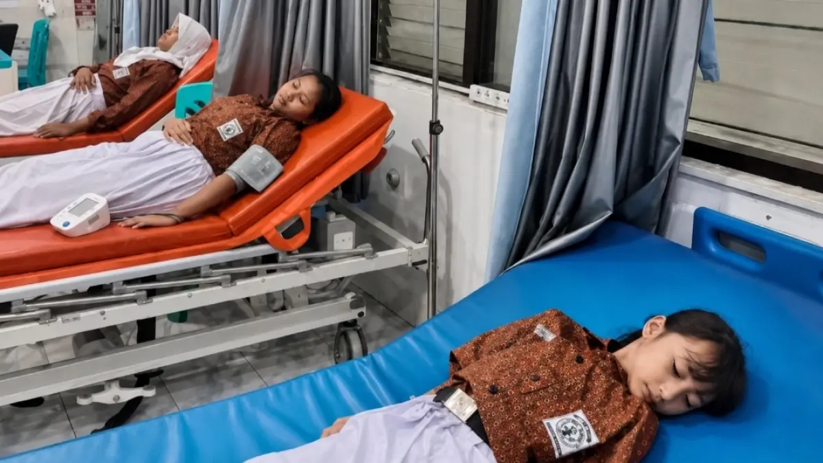 RAWAT JALAN: Usai diperiksa di RS Aisyiyah Jepara, para siswa dan guru yang mengalami dugaan keracunan menu MBG dari SPPG Jepara Karangkebagusan diberi obat dan dirawat jalan, Rabu (16/9).&nbsp;(FOTO OLEH FARIDA LAYLISA DISEMPURNAKAN DENGAN AI)