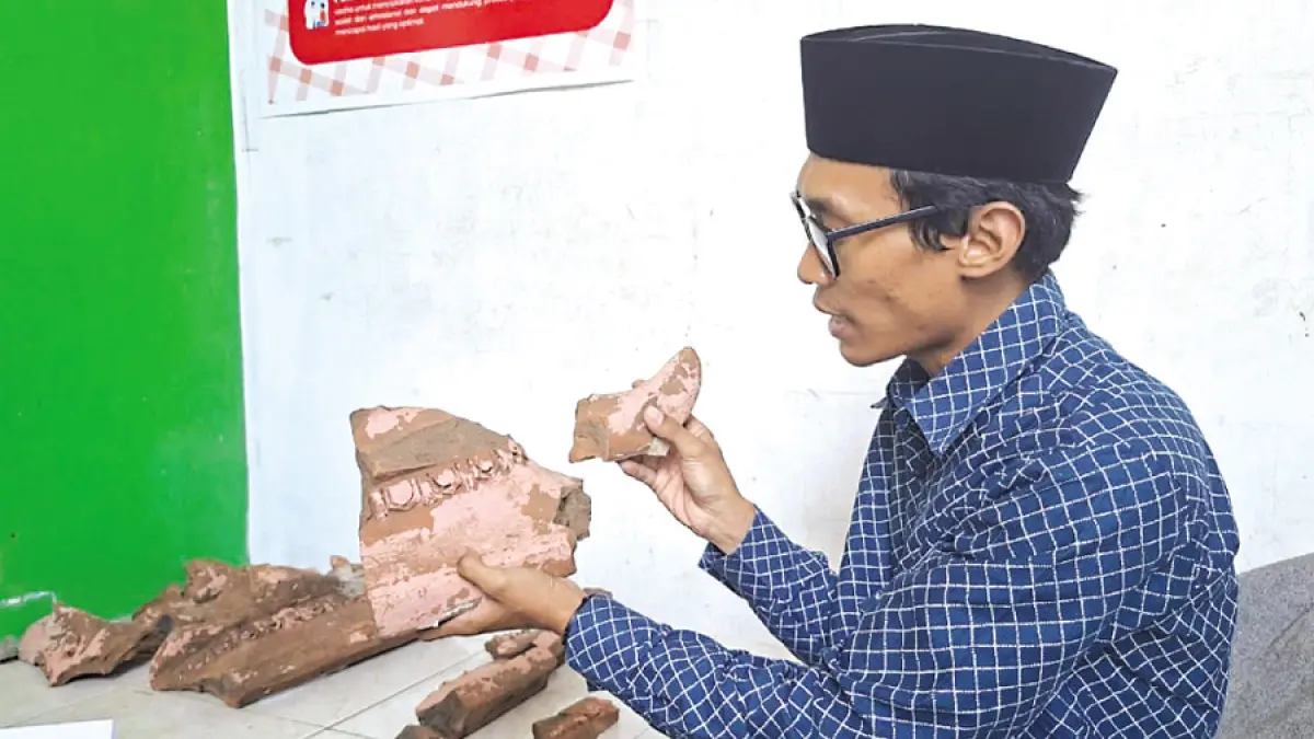 SEJARAH: Warga penemu menunjukkan 30 fragmen atau pecahan benda diduga cagar budaya berupa bagian mustaka masjid kuno yang&nbsp;telah dibersihkan dan disimpan, Selasa (15/9). (ANDIKA TRISNA SAPUTRA/RADAR KUDUS)