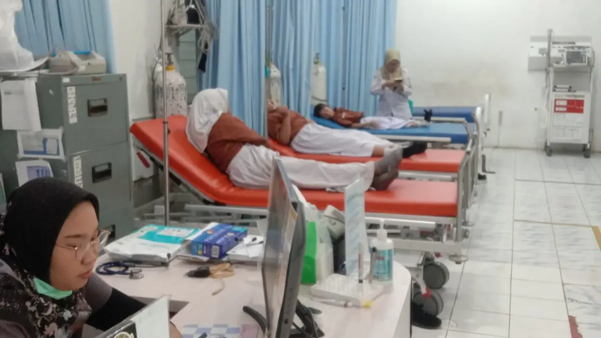 TERULANG: Sejumlah siswa yang mengalami gangguan pencernaan usai menyantap MBG dari SPPG Jepara Karangkebagusan, Rabu (16/9).