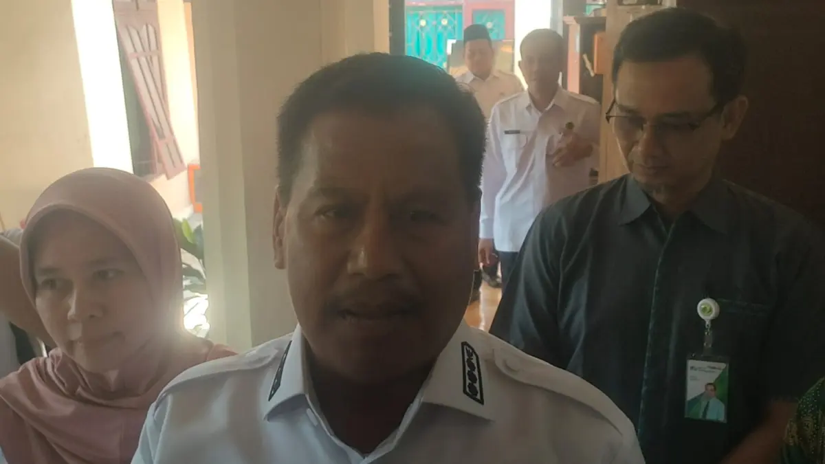 WISNU AJI/RADAR KUDUS
BERI KETERANGAN: Bupati Rembang Harno memberi keterangan terkait nasib keberlanjutan Sekda Rembang Rabu (16/9).