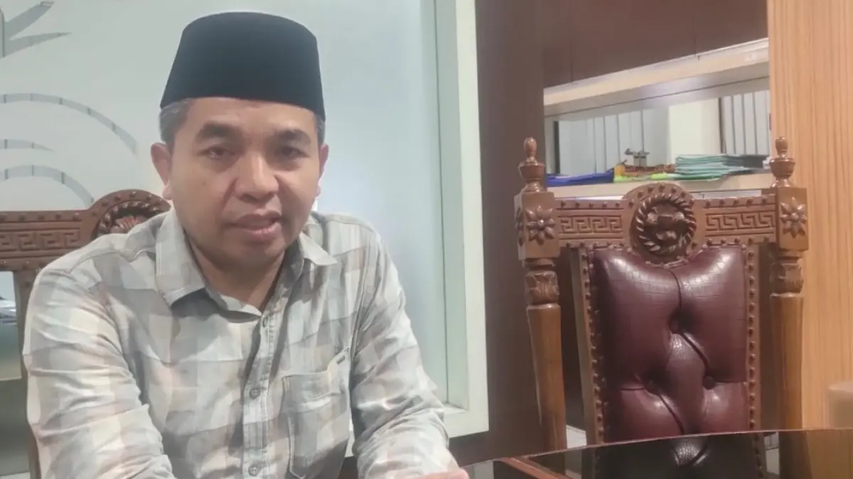 WISNU AJI/RADAR KUDUS
BERI KETERANGAN: Ketua DPRD Rembang Abdul Rouf memberikan keterangan seputar aduan kasus asusila WD ke Badan Kehormatan Dewan Rabu (16/9).