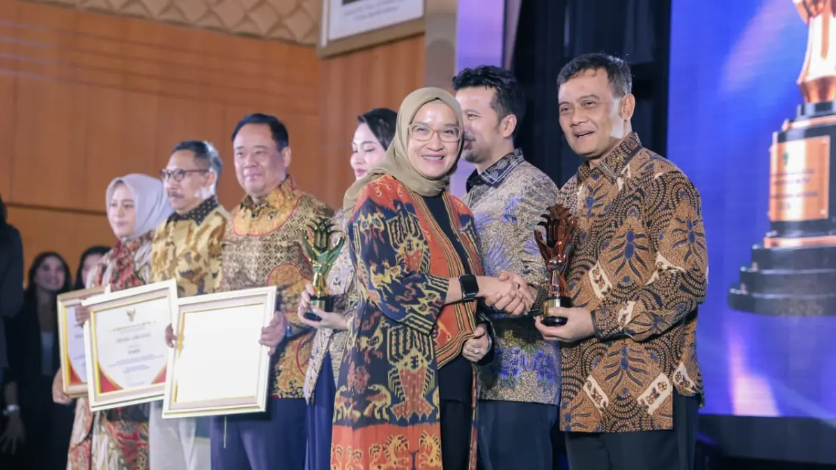 SELAMAT: Jawa Tengah menempati peringkat ketiga, setelah Maluku Utara dan Jawa Timur. Penghargaan tersebut diterima langsung Gubernur Jateng Ahmad Luthfi dalam acara ALI 2026 di Ruang Nusantara, Gedung Suhartoyo, Kantor Kementerian Investasi dan Hilirisasi, Jakarta, Rabu (16/9/2026).