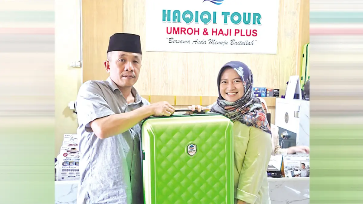 PERSIAPAN: Lifara, pemenang undian grandprize Melampah Sesarengan Bupati dan Wakil Bupati Kudus (kanan) menerima penglengkapan umrah dari Kepala Cabang Haqiqi Tour Kudus Sururi Mujib di kantor Haqiqi Tour Cabang Kudus kemarin. (HAQIQI TOUR UNTUK RADAR KUDUS)