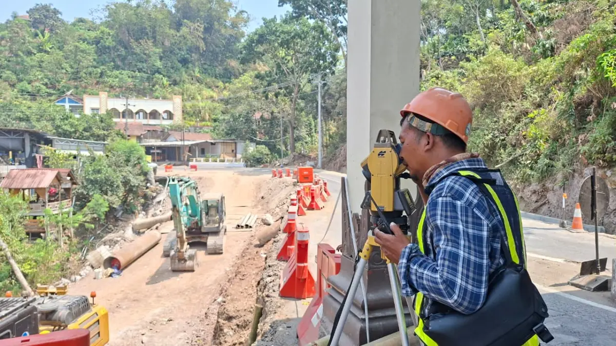 CEK: Seroang petugas menggunakan alat khusus untuk membangun jalan utama Colo-Kudus belum lama ini.
