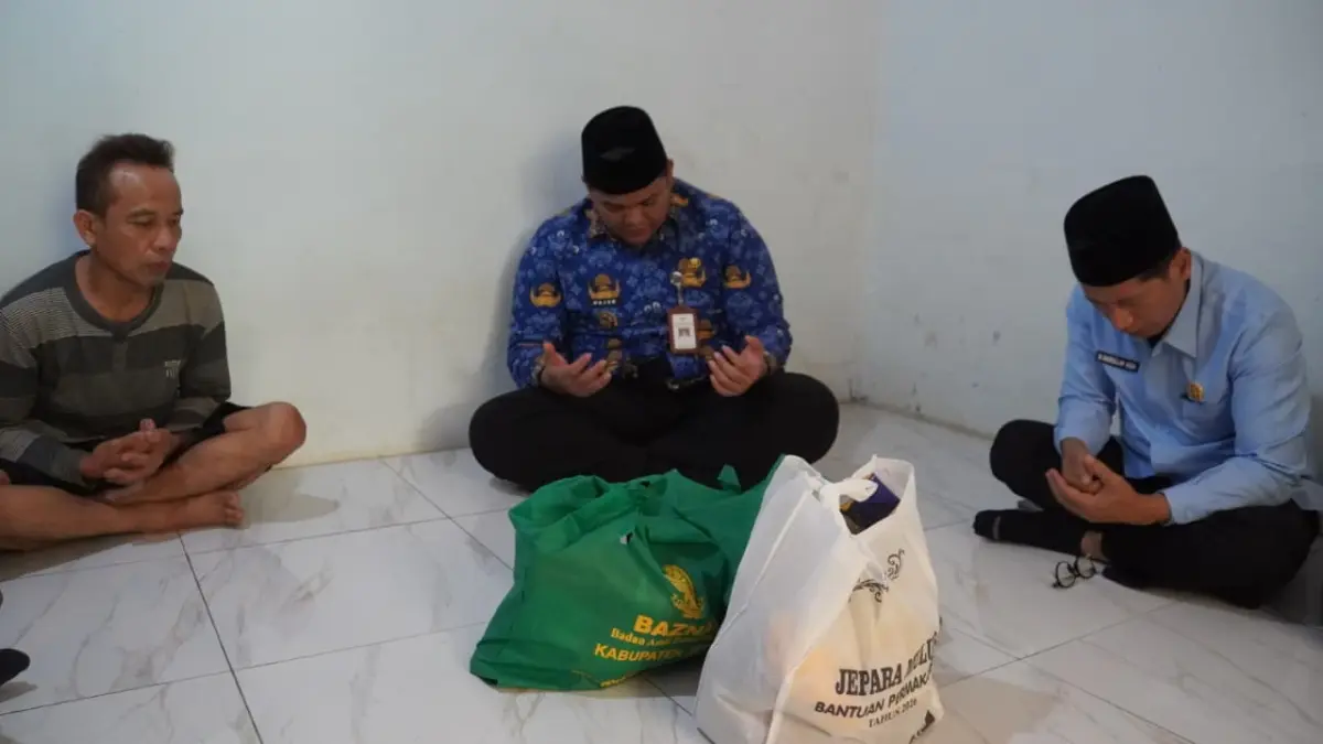 DOA: Wakil Bupati Jepara M. Ibnu Hajar bersama Ketua Baznas Jepara dan jajaran dinas terkait mendatangi rumah keluarga korban untuk memberikan dukungan dan memantau perkembangan pencarian.