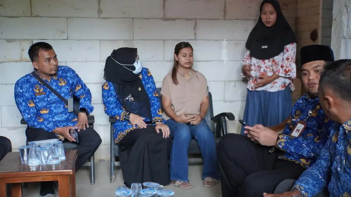 HARAP-HARAP CEMAS: Suasana saat dilakukan anjangsana di rumah Kholeq pada Kamis (17/9), salah satu korban KM Virgo Transport 8 asal Mindahan, Batealit, Jepara yang selamat dari maut, usai terombang-ambing di Laut Jawa, Minggu (13/9). (KOMINFO UNTUK RADAR KUDUS)