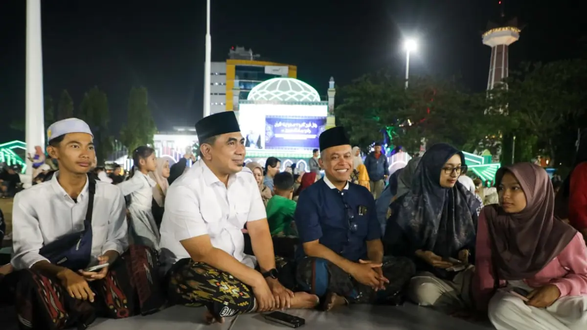 MEMBAUR: Wagub Gus Yasin berbaur dengan masyarakat yang melihat gelaran MTQ XXXI di Simpang Lima Semarang