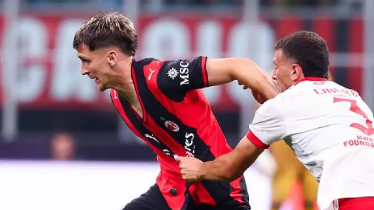 Saelemaekers - AC Milan saat berebut bola dengan pemain Benfica.
