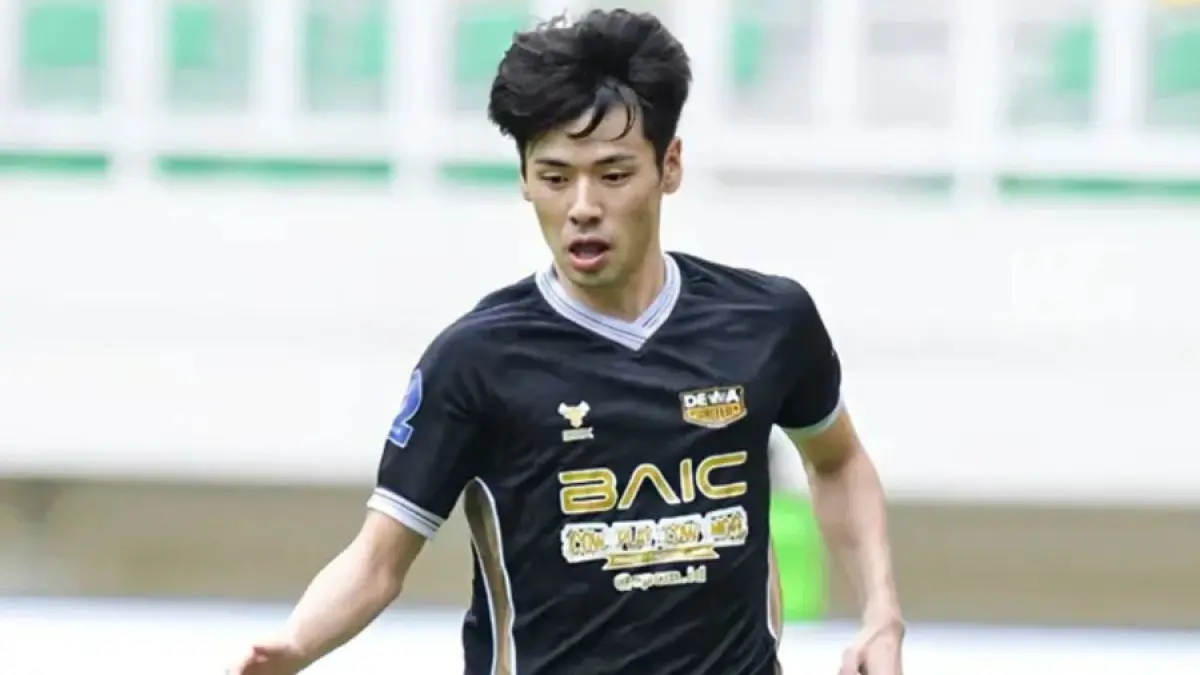 Taisei Marukawa menjalani proses naturalisasi setelah lima tahun berkarier di Indonesia. Winger Dewa United itu berpotensi menjadi WNI. (Dok. Persebaya)