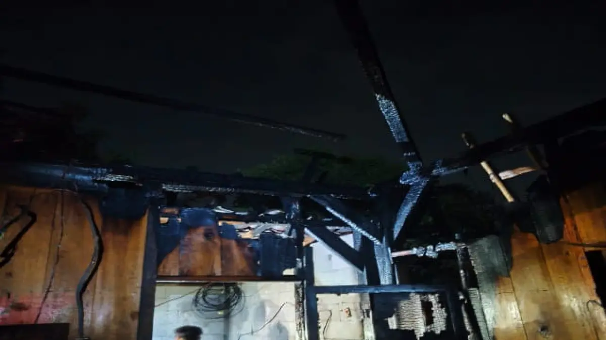 TERBAKAR: Rumah warga di Desa Harjowinangun Kecamatan Godong nyaris terbakar.