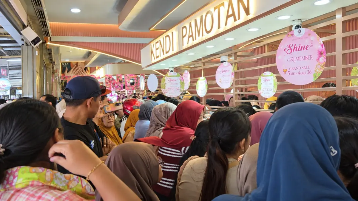 ISTIMEWA/RADAR KUDUS
RAMAI PENGUNJUNG: Sejumlah warga antusias memadati area Toko Emas Kendi Pamotan di Rembang. Tingginya minat masyarakat ini terlihat dalam rangkaian program kolaborasi spesial bersama HWT Gold yang menghadirkan standar kualitas perhiasan pilihan.