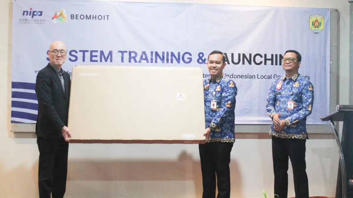 DISERAHKAN: CTO PT BeomhoIT, Mr Shin Jayden saat menyerahkan satu unit layar monitor ke Kepala Bapperida Grobogan Afi Wildani.