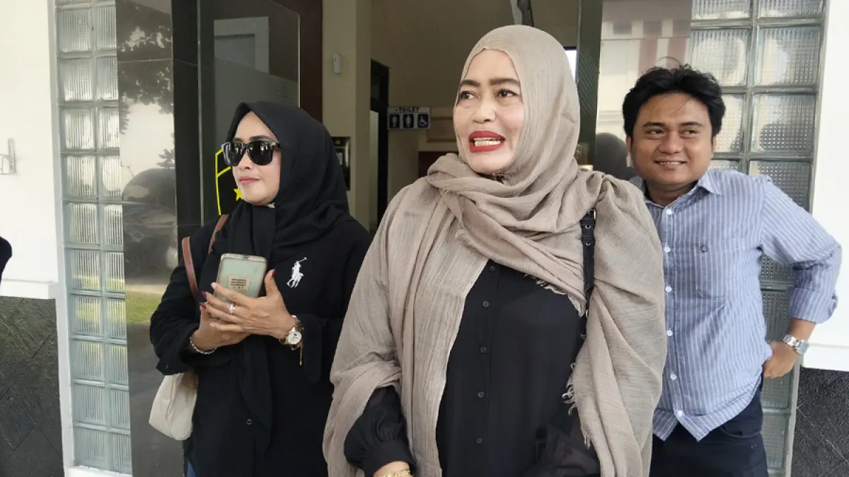 JALAN: Siti Fatimah mendatangi Polresta Pati kemarin. (ANDRE FAIDHIL FALAH/RADAR KUDUS)