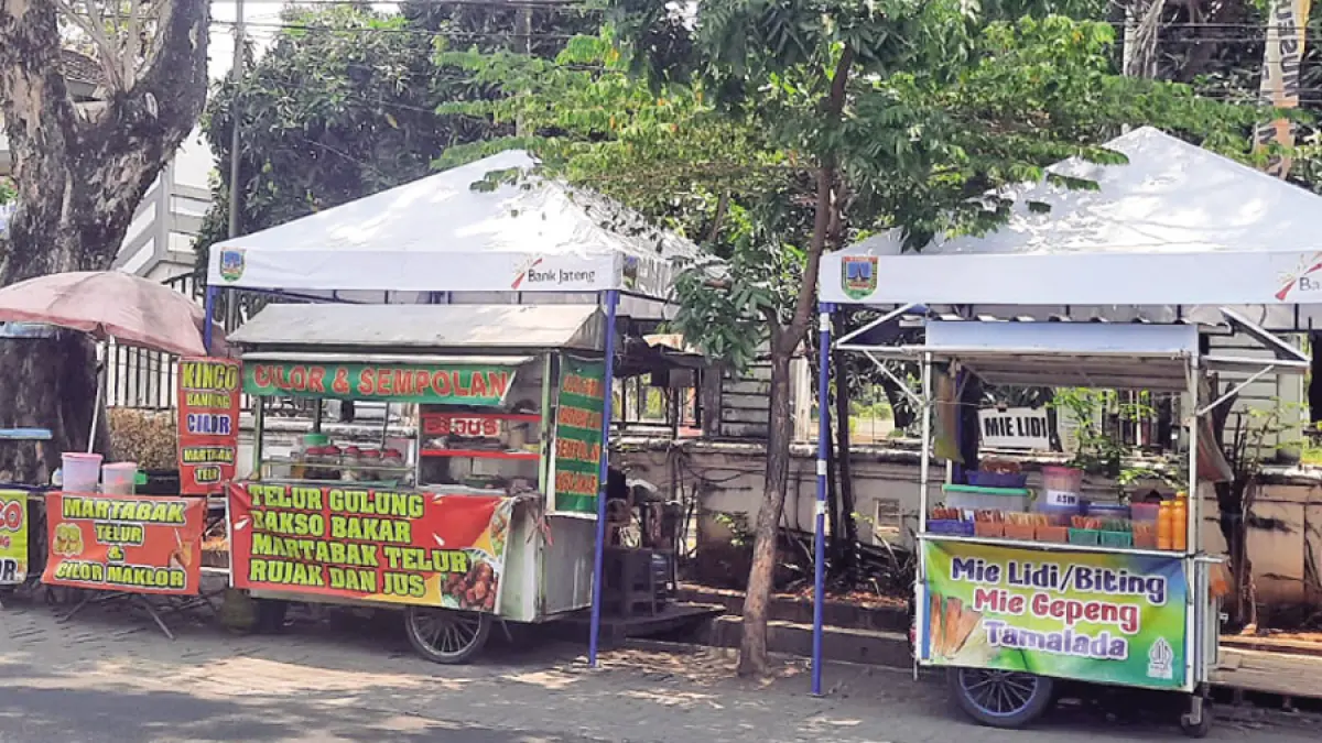 JUALAN: PKL yang berjualan di depan Museum Kretek. Wacana akan direlokasi. (INDAH SUSANTI/RADAR KUDUS)