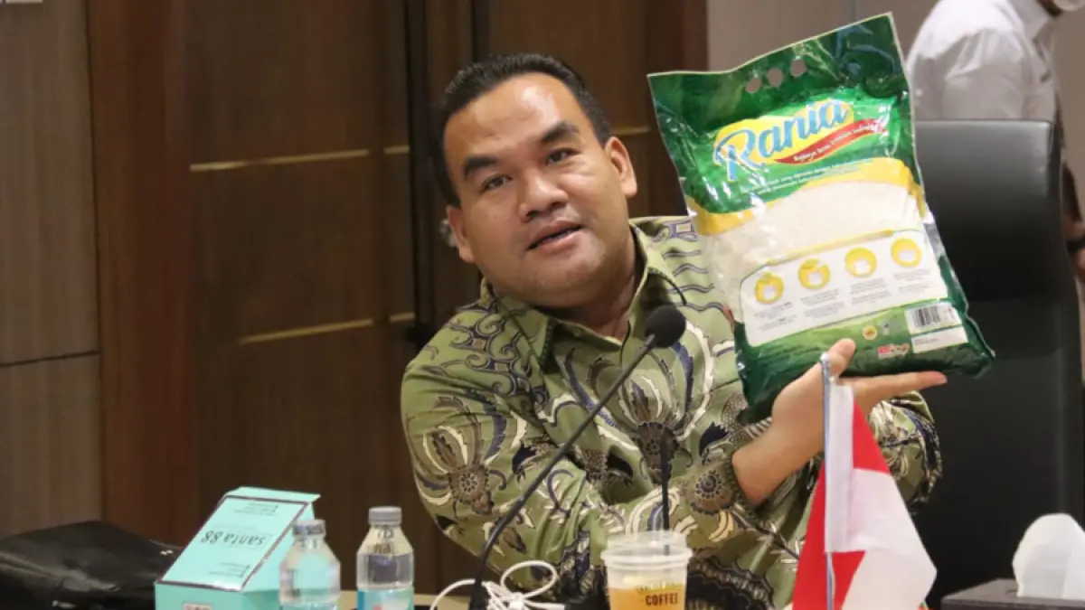 KEMAJUAN: Bupati Blora Arief Rohman (kiri) saat menunjukkan beras organik Blora di kantor BUMN Holding Pangan ID FOOD di Jakarta. (PROKOMPIM PEMKAB BLORA)