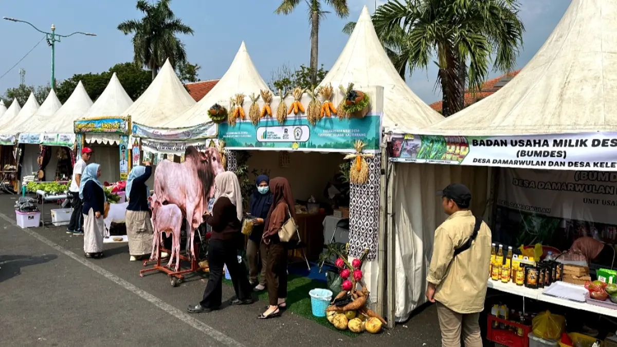 MERIAH: Stan Bumdes dari Kecamatan Keling, berisi berbagai produk hasil bumi maupun olahan. Gebyar Bumdes akan berlangsung hingga (20/9) mendatang.