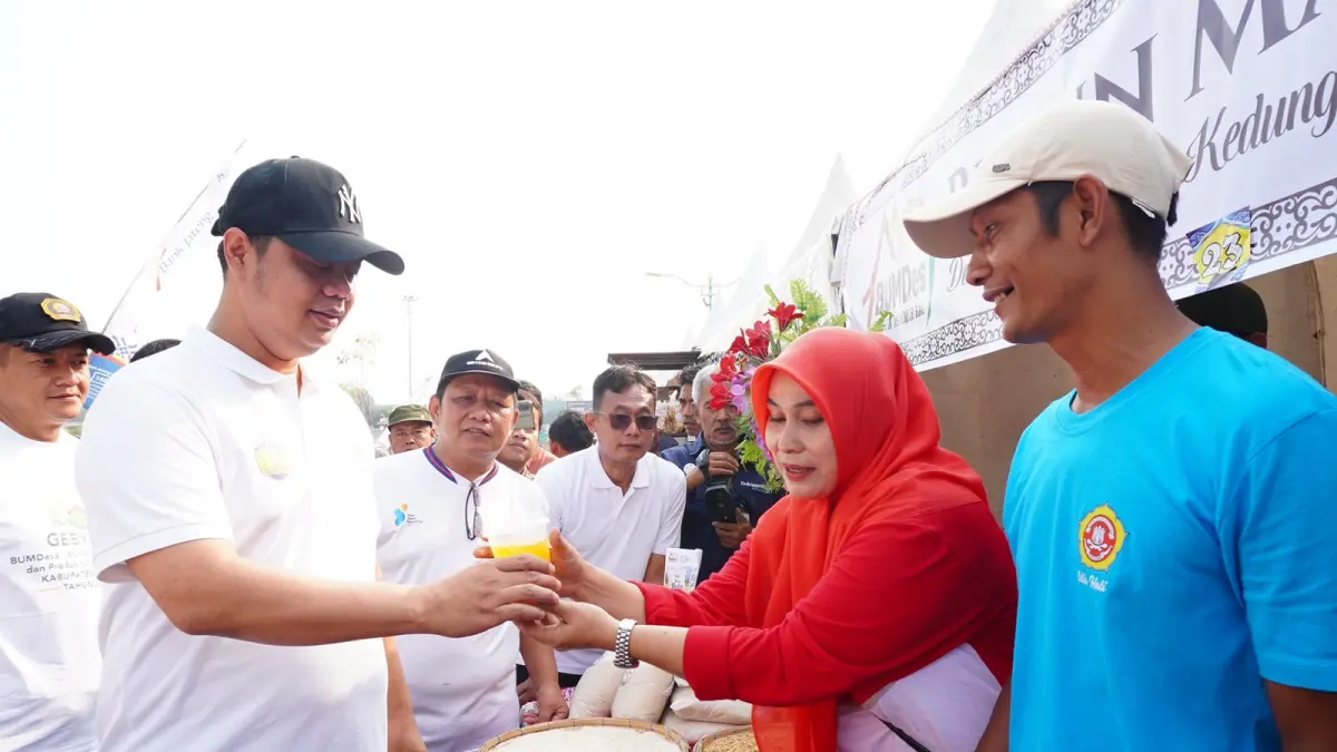 TUMBAS LEEEEK: Bupati Jepara Witiarso Utomo berkeliling stan Gebyar Produk BUMDes, mencicipi makanan hingga membeli sejumlah dagangan.