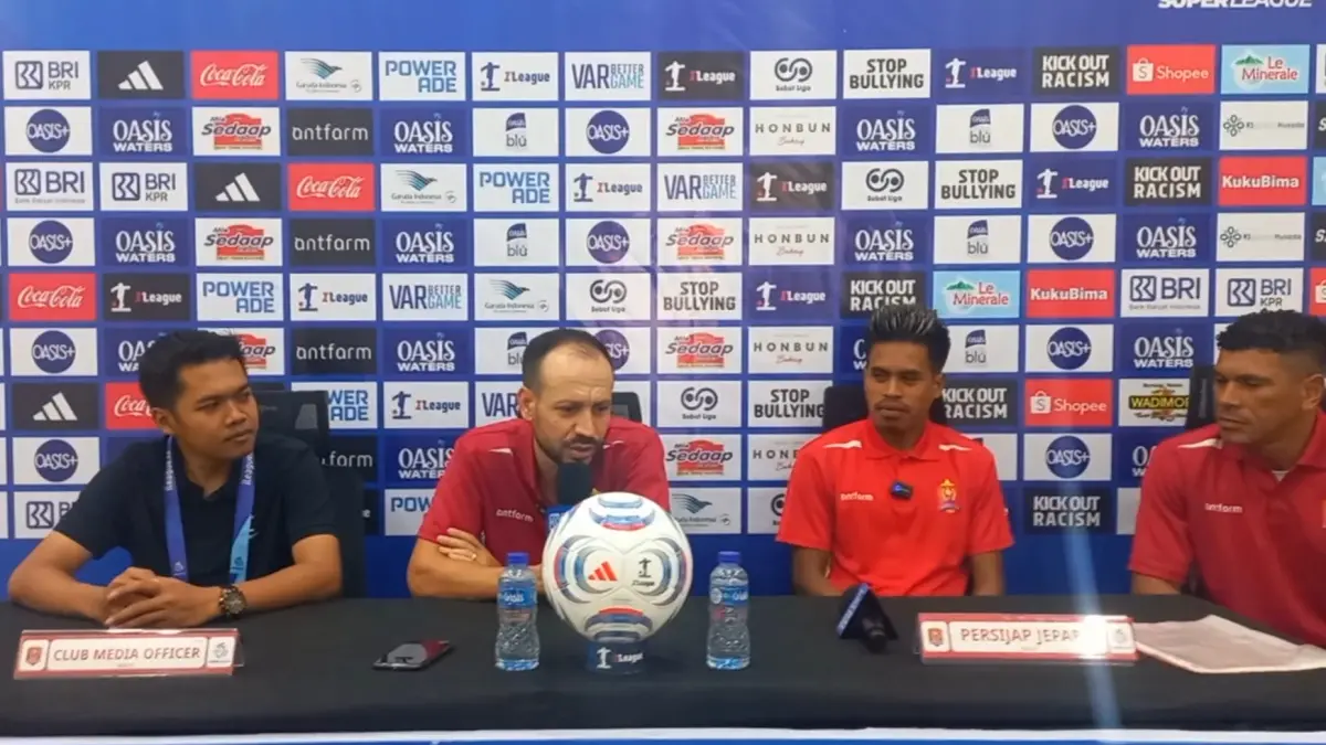 OPTIMIS: Mario Lemos didampingi Buyung Ismu saat pre-match press conference pada Sabtu (19/9) sebelum menjamu Persib pada Minggu (20/9). (FIKRI THOHARUDIN/RADAR KUDUS)