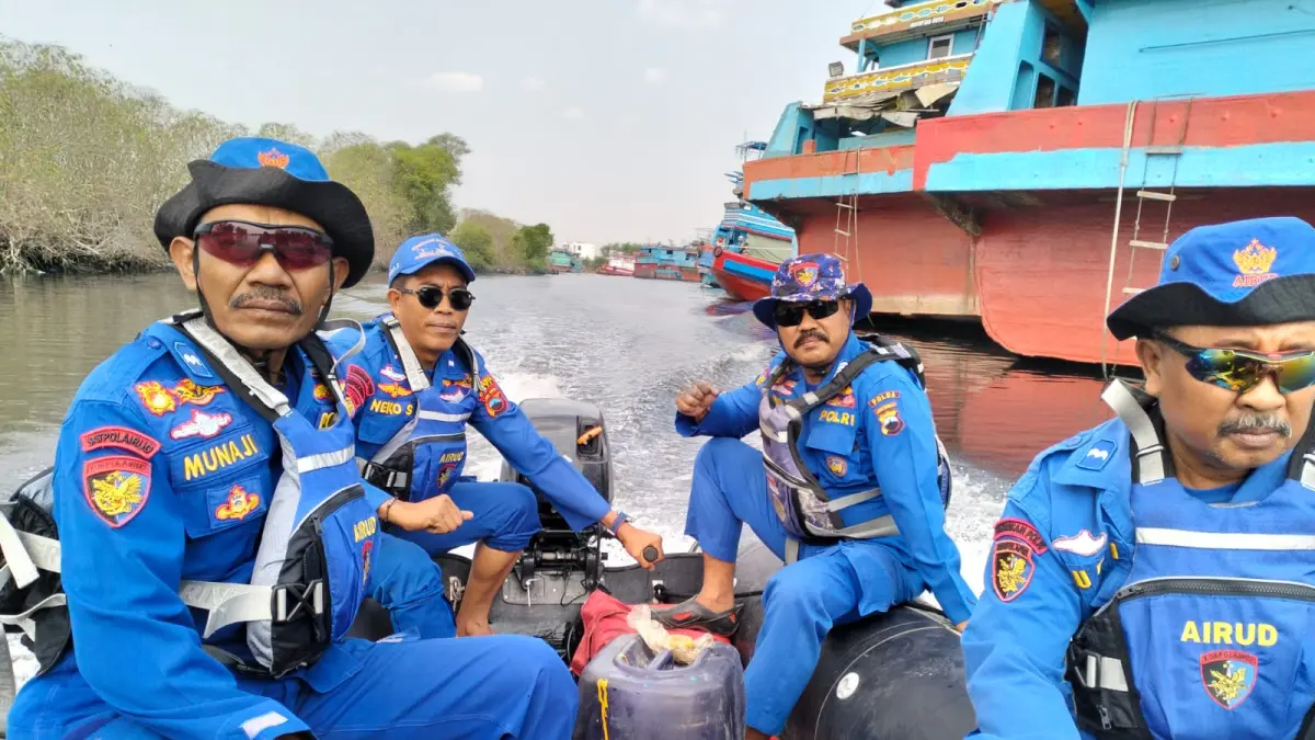 POLAIRUD PATI UNTUK RADAR PATI
DICARI: Satpol Airud Pati menyusuri perairan Juwana kemarin