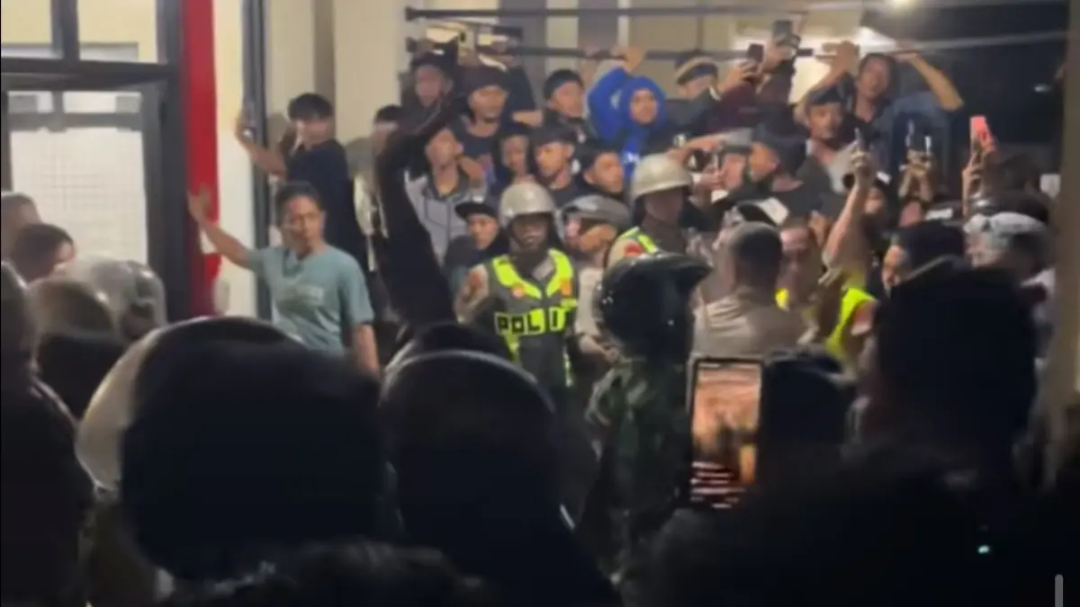 Polisi saat amankan pelaku jambret (Foto: Tangkapan Layar Tiktok @mustikapete)