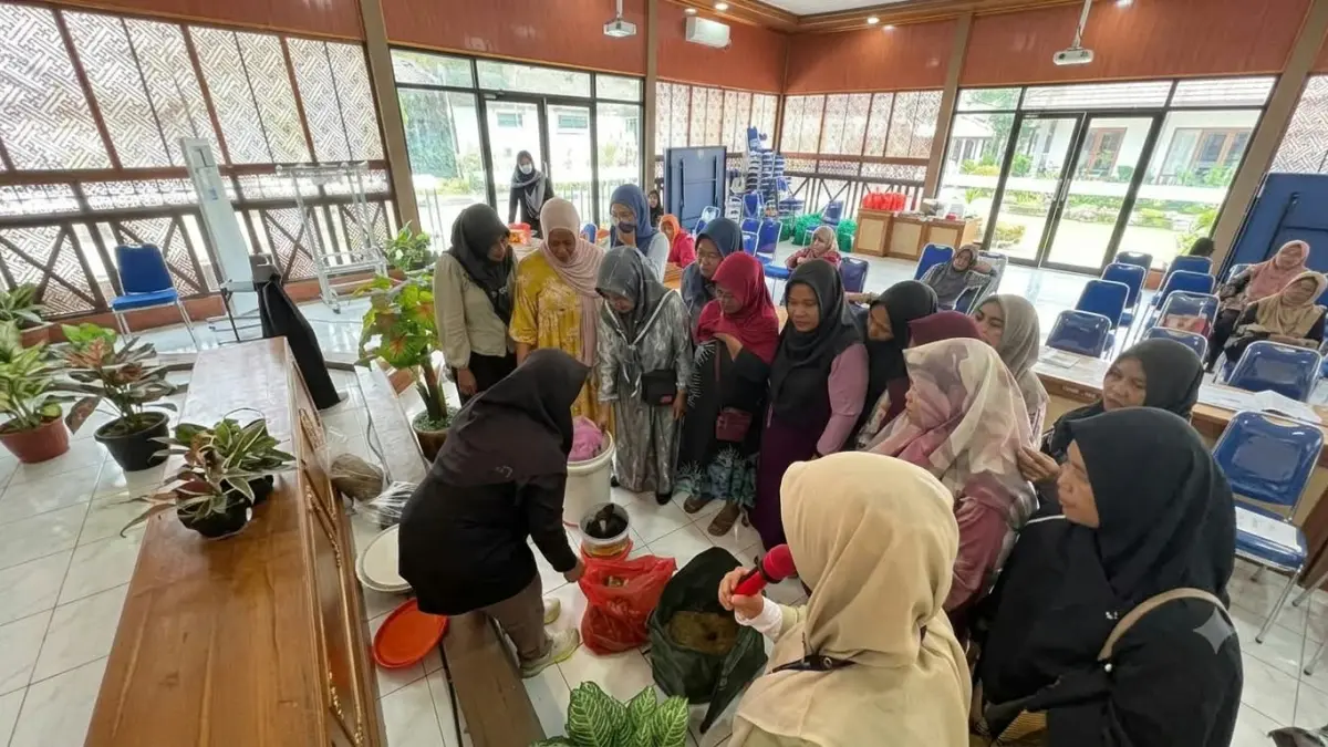 Praktik cara pengolahan sampah rumah tangga.