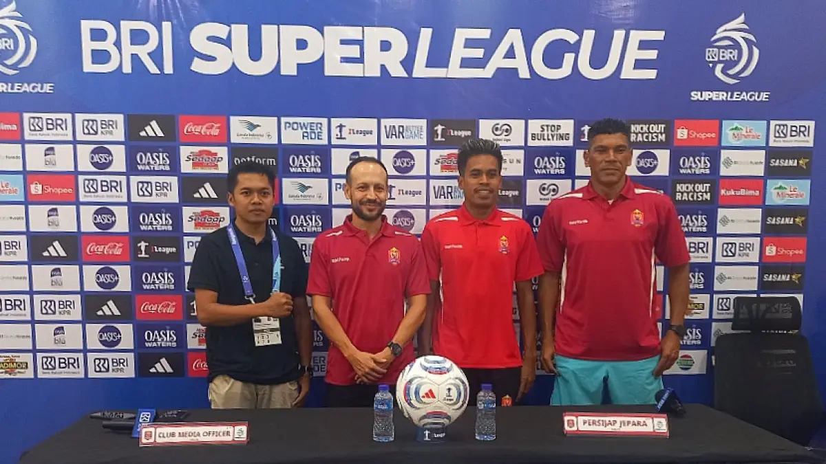 SANG ARSITEK: Sesi pre-match press conference Sabtu (19/9) sebelum Persijap Jepara menjamu Persib, Minggu (20/9). (FIKRI THOHARUDIN/RADAR KUDUS)