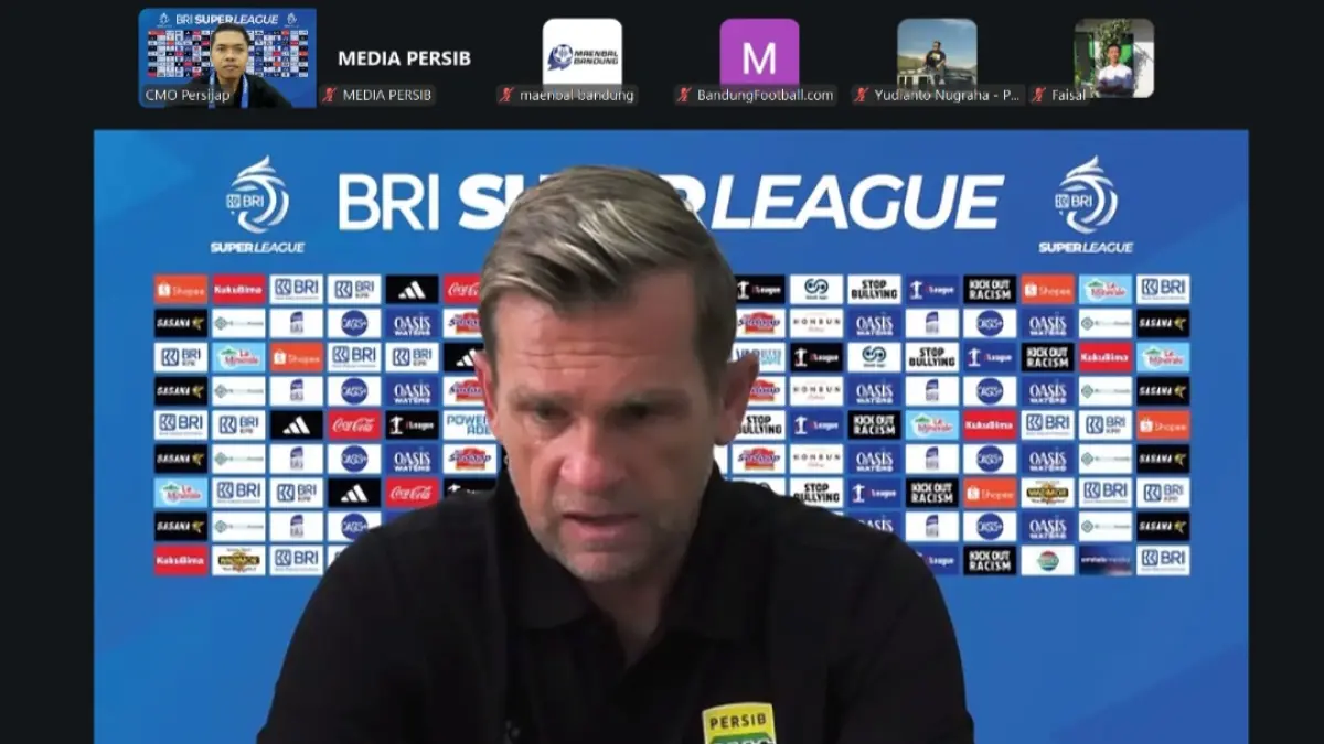 SERBA MEPET: Pelatih Kepala Persib Bandung Igor Tolic saat sesi pre-match press conference, Sabtu (19/9) sebelum melawan Persijap, Minggu (20/9).