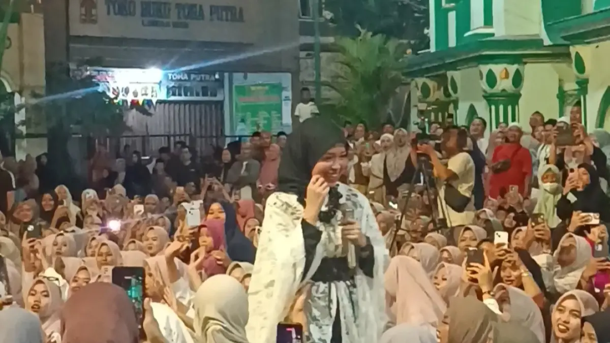 Suasana Kafilah MTQ dan Warga Semarang saat saksikan penampilan Alma Esbeye (Anita Fitriani Radar Kudus)