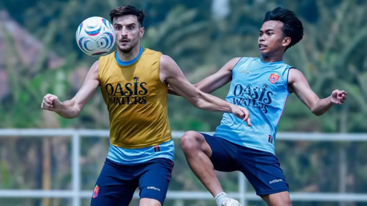 TRENGGINAS: Vasco Kalezic dalam sesi latihan jelang melawan Persib. (MO PERSIJAP JEPARA UNTUK RADAR KUDUS)
