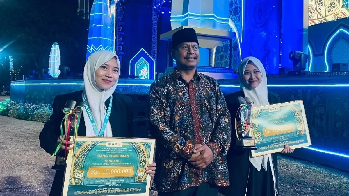 KEMENAG UNTUK RADAR KUDUS
BOYONG PRESTASI: Bupati Rembang Harno bersama kakak-beradik Fia dan Ofa selepas penyerahan piala MTQ Nasional di Semarang, Sabtu malam (19/9).