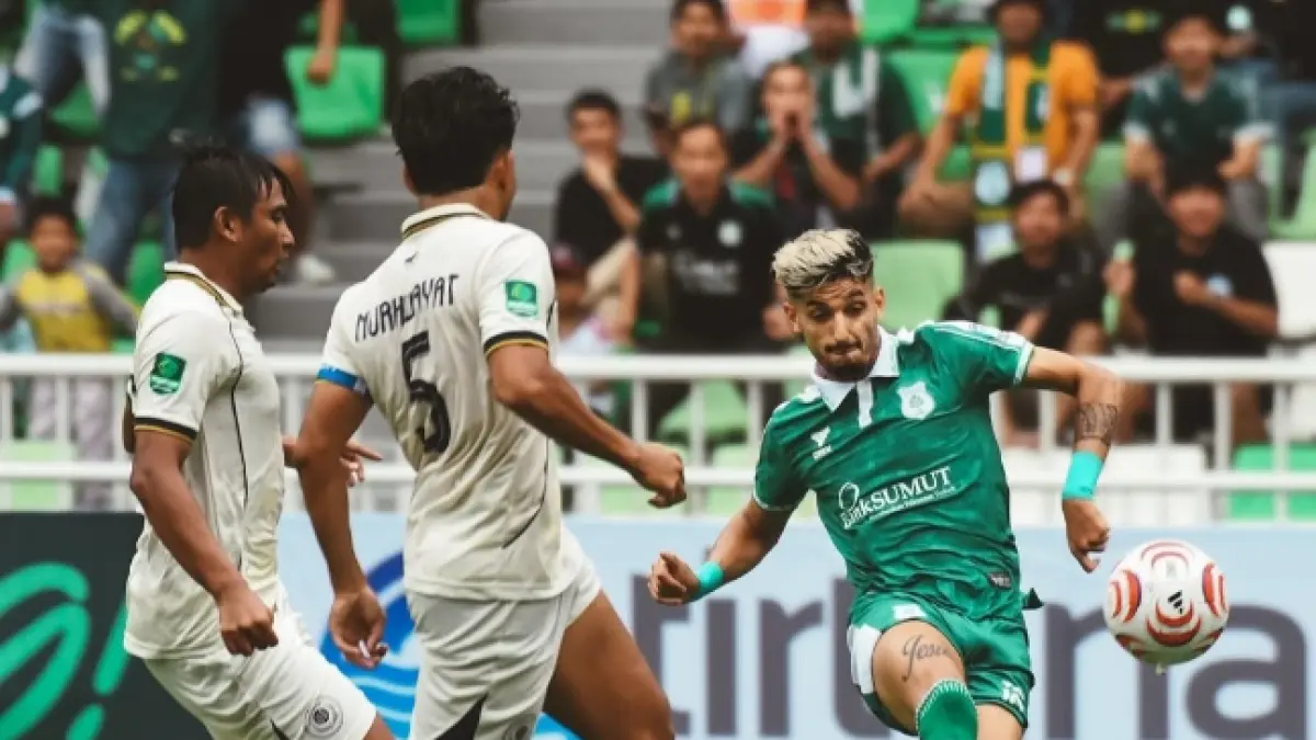 Pemain PSMS Medan berduel dengan pemain Persiku Kudus. ( Instagram Official PSMS MEDAN)