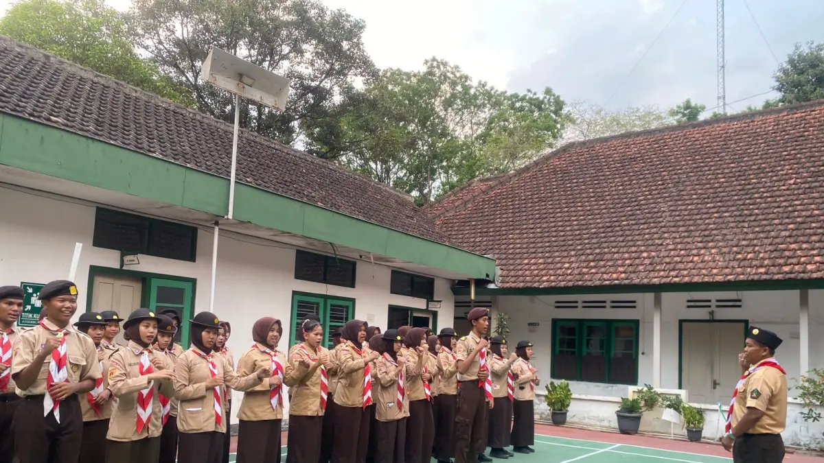 TEMPA ANGGOTA – Anggota Saka Wanabakti Grobogan mendapatkan arahan dalam penerimaan anggota baru di halaman kantor KPH Perhutani Purwodadi.