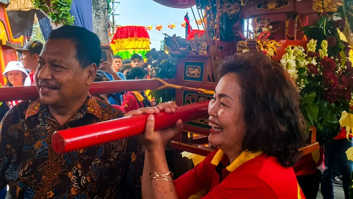 WISNU AJI/RADAR KUDUS
SEMANGAT: Bupati Harno bersama pengurus yayasan Dwi Kumala dan kapolres turut menjajal mengangkat tandu dewa saat HUT ke-171 Kelenteng Hok Tik Bio Rembang, Minggu (20/9).