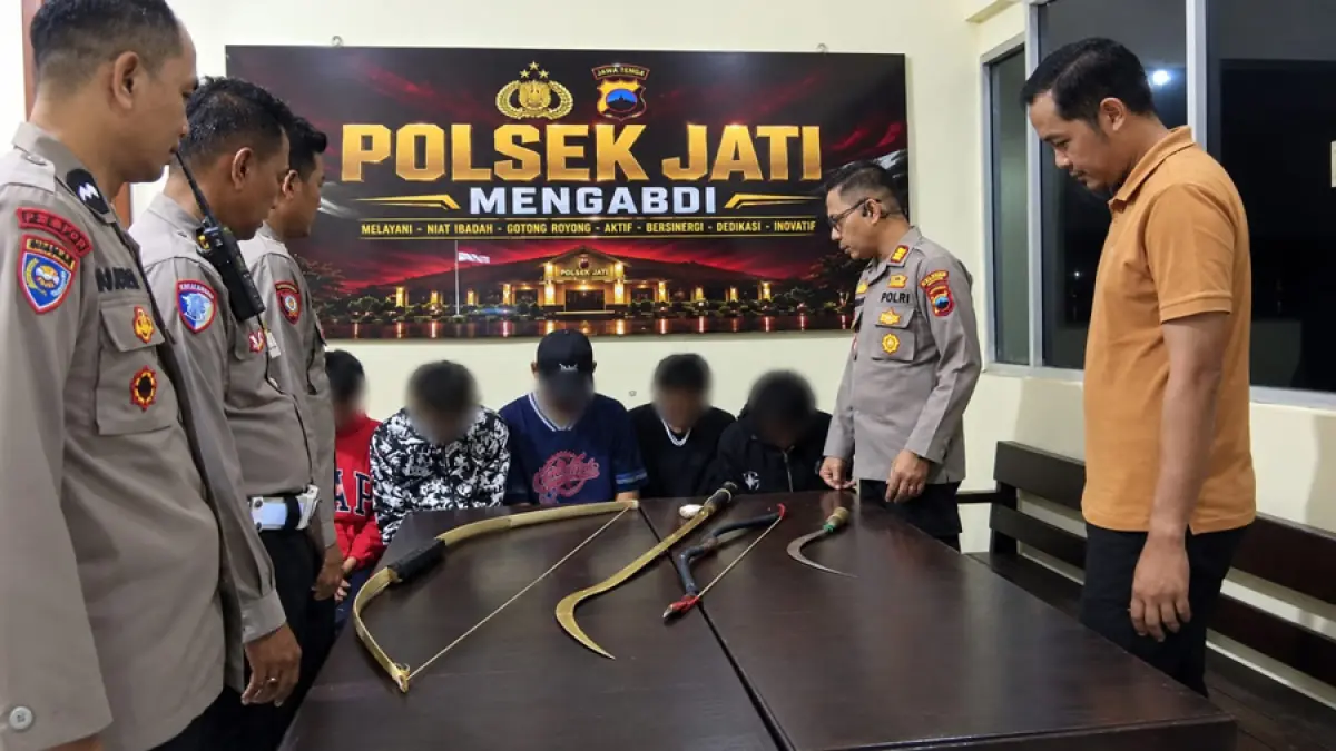 DICIDUK: Polisi mengamankan Sajam dan Lima orang remaja. (POLRES KUDUS UNTUK RADAR KUDUS)