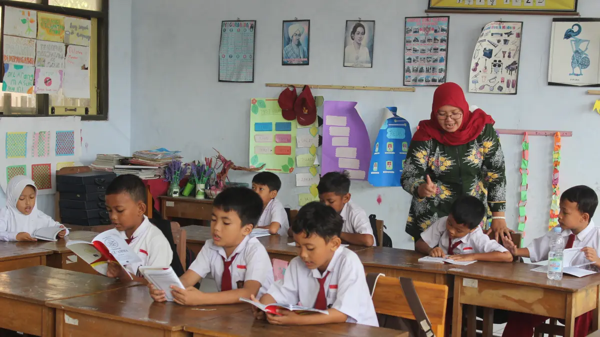 FOKUS: Suasana jam belajar mengajar guru dan murid di SDN 1 Karangajati, Blora. (‎ARIF FAKHRIAN KHALIM/RADAR KUDUS)