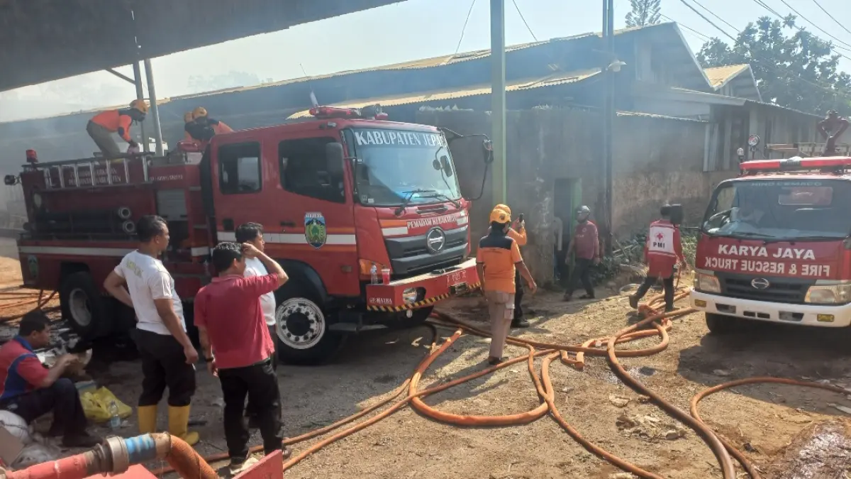 FULL SUPPLY: Setidaknya tujuh armada Damkar termasuk bantuan dari swasta, ikut membantu proses pemadaman api di PT. Sinar Matahari Nasional, Senin (21/9). (FIKRI THOHARUDIN/RADAR KUDUS)