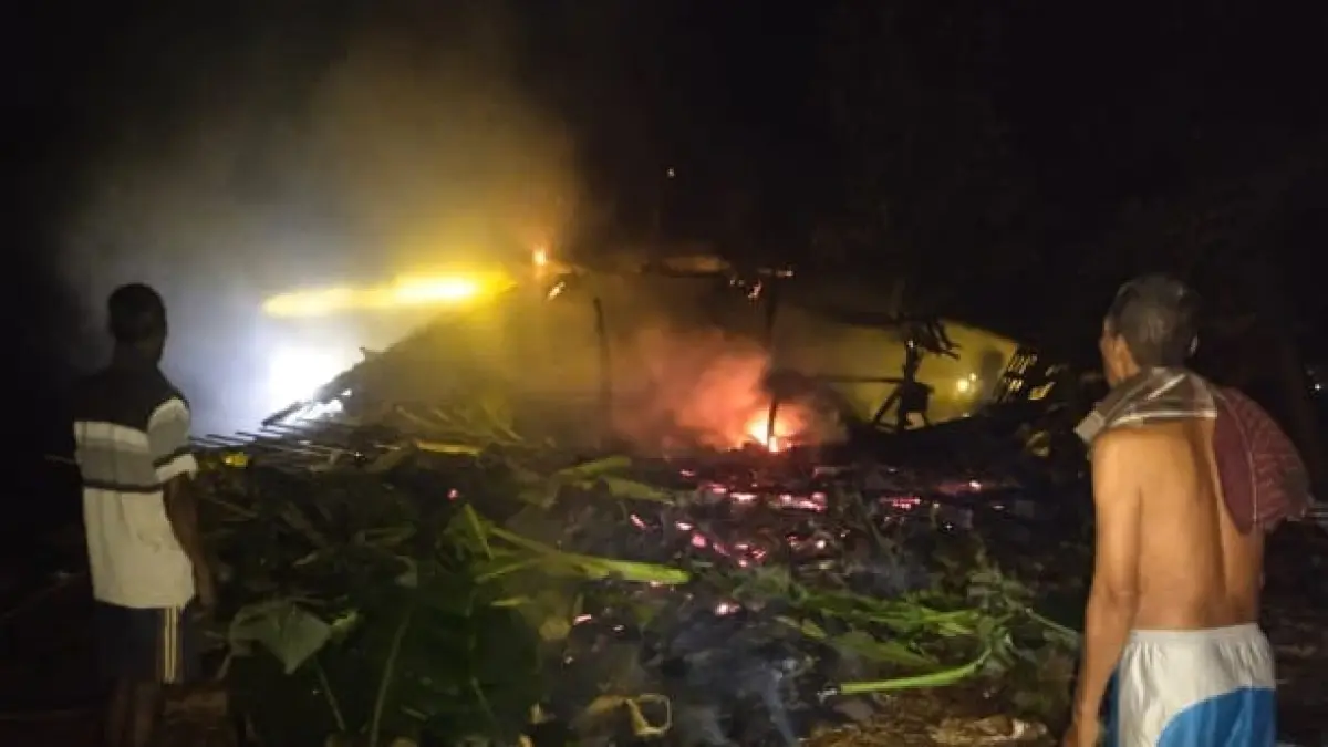 HANGUS TERBAKAR – Kandang sapi milik Solikin warga Desa Bringin, Kecamatan Godong ludes terbakar pada Senin dini hari (21/9).