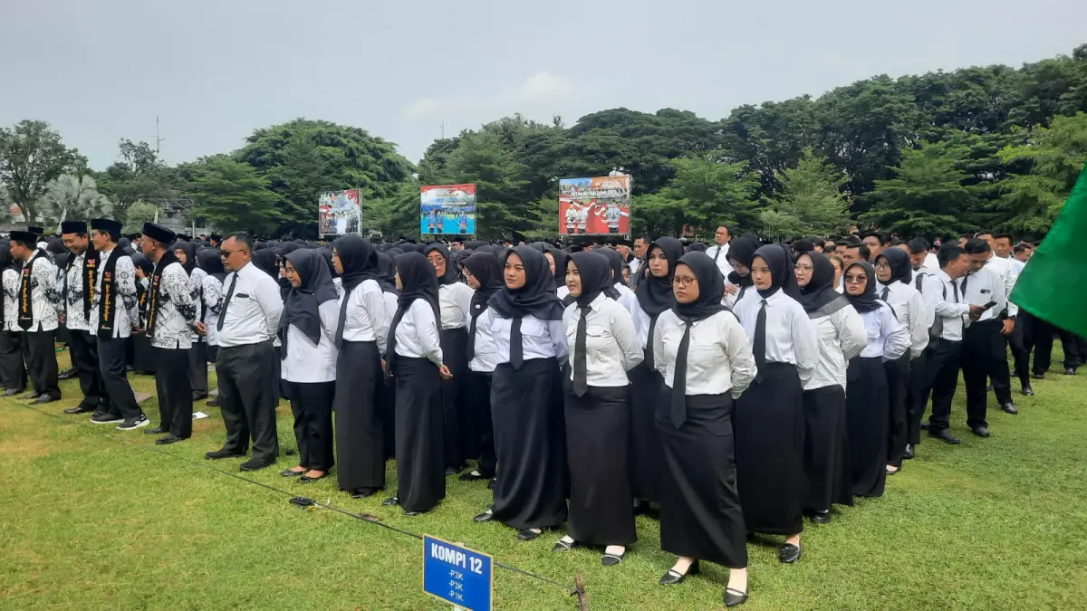 HARAPAN: Sejumlah PPPK Paruh Waktu saat melakukan tanda tangan SK tahun lalu. INTAN MAYLANI SABRINA/RADAR KUDUS