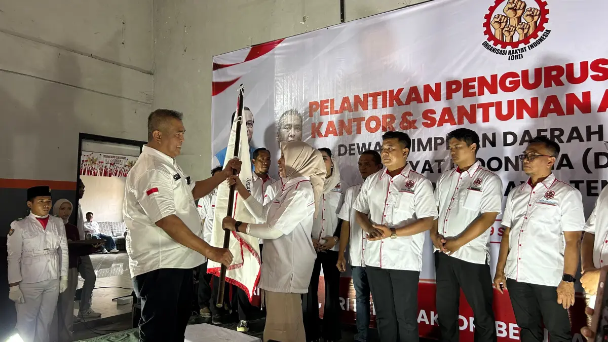 HEBAT: Sri Endahwati (perempuan pegang tongkat) saat dilantik menjadi Ketua Organisasi Rakyat Indonesia (ORI) Provinsi Jawa Tengah dalam sebuah acara yang digelar di Semarang (19/09).